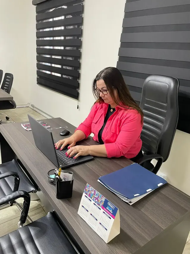 Profissional da Camillo Consulting em sua mesa de trabalho no escritório