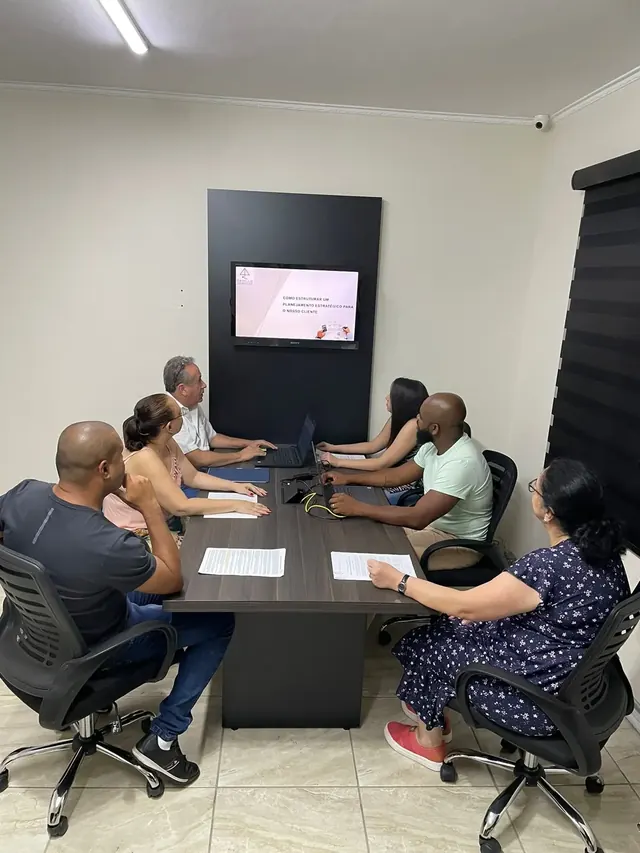 Sala de reunião do escritório com clientes atendidos pela equipe